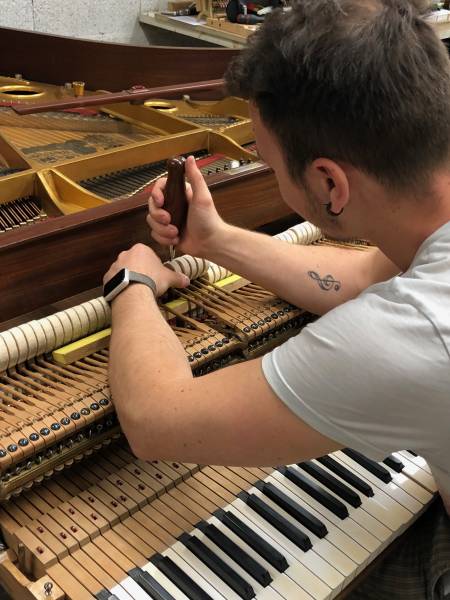 L'harmonisation de votre piano a queue à Avignon et ses alentours