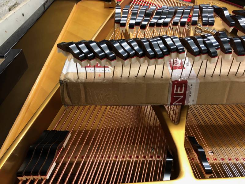 Le remplacement à neuf des étouffoirs d'un piano haut de gamme