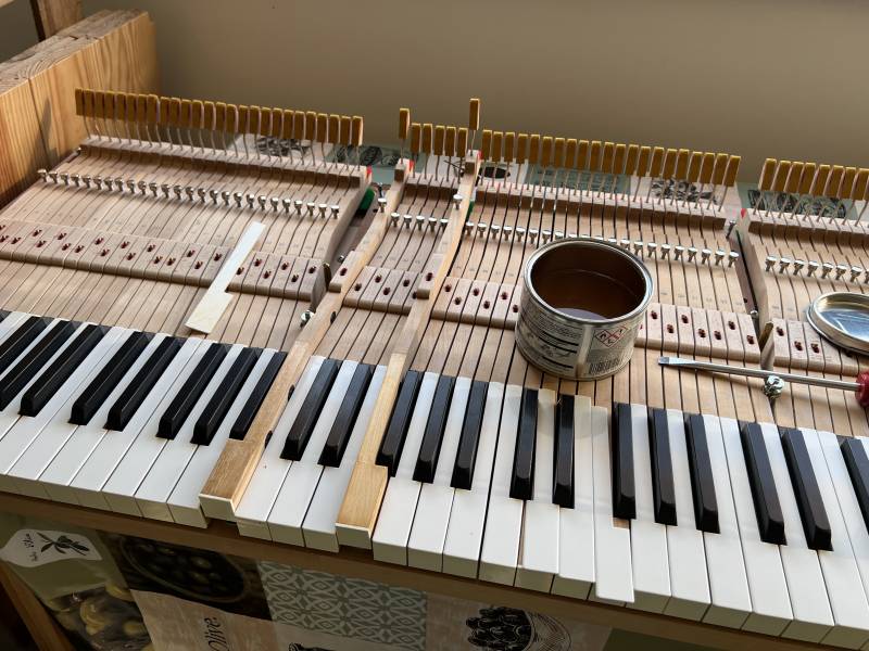 Réviser son piano acoustique : des raisons musicales et économiques.